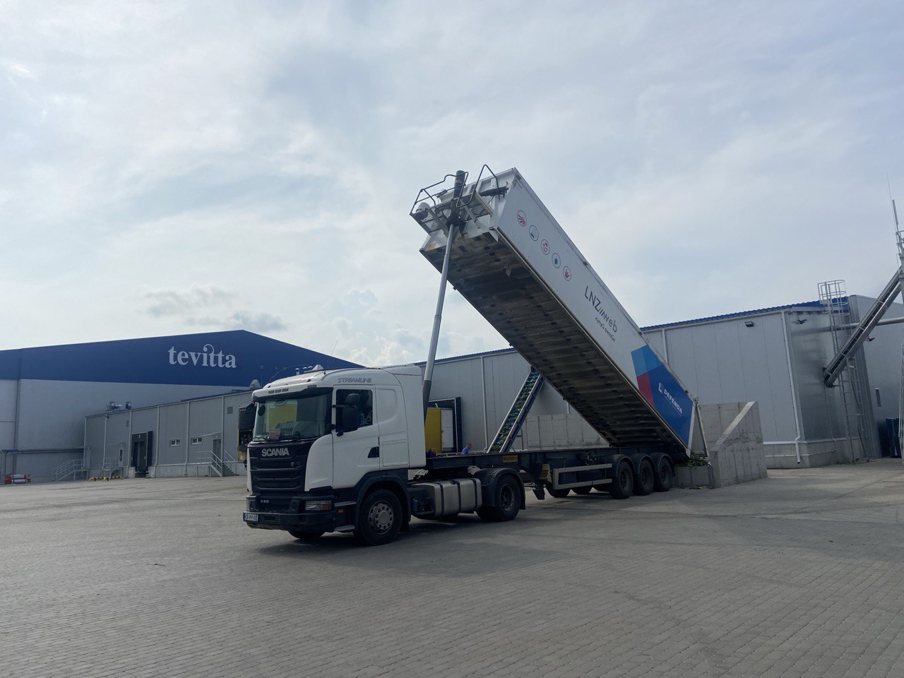 Вантажівка для перевезення сировини на завод Tevitta