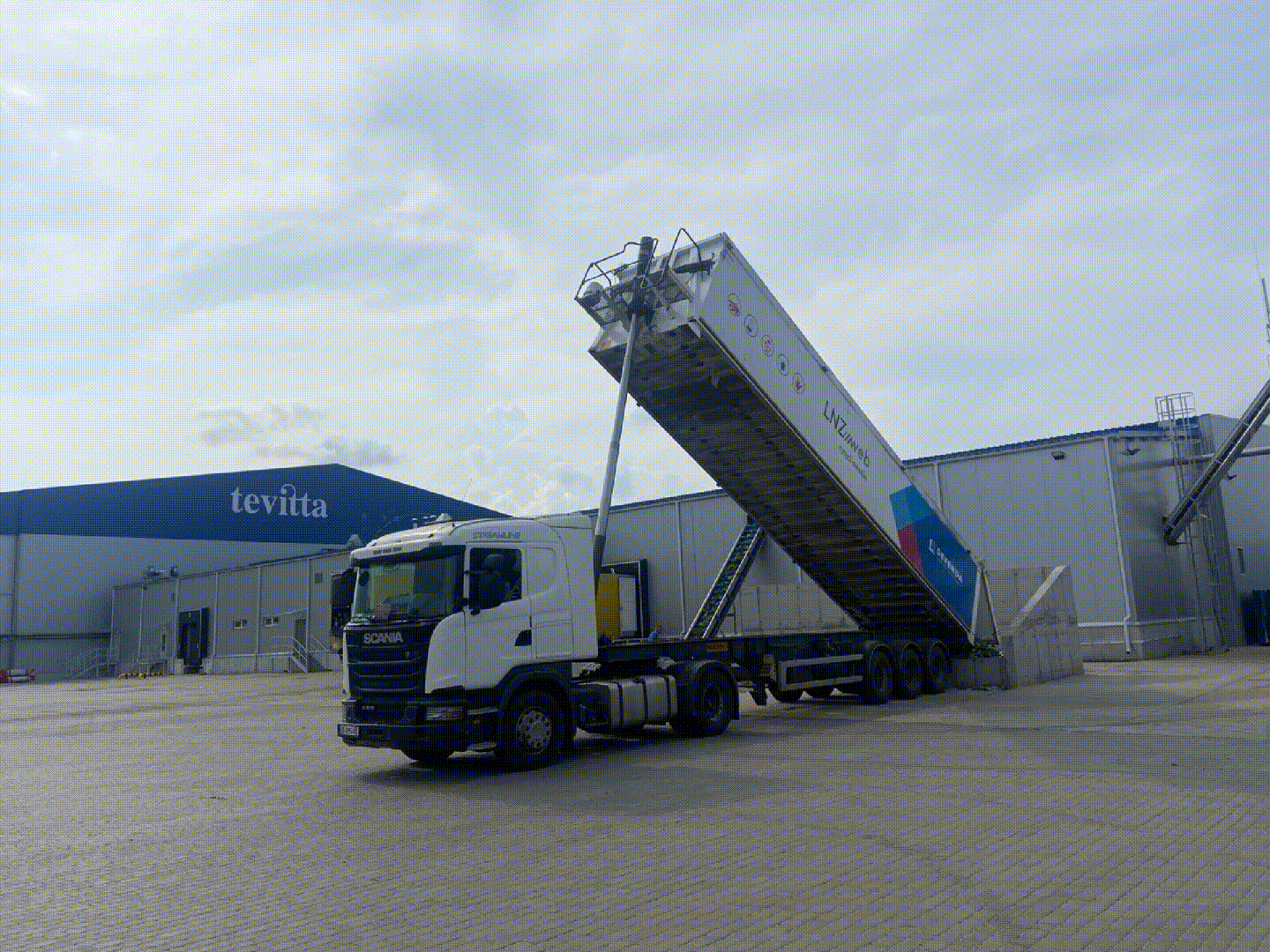 Вантажівка вивантажує сировину на заводі Tevitta