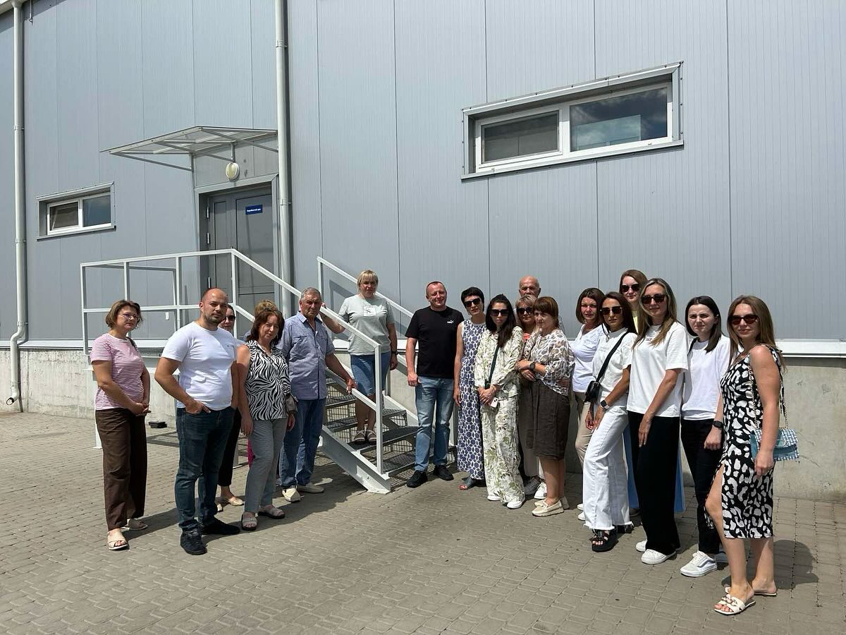 Команда Tevitta на території виробництва