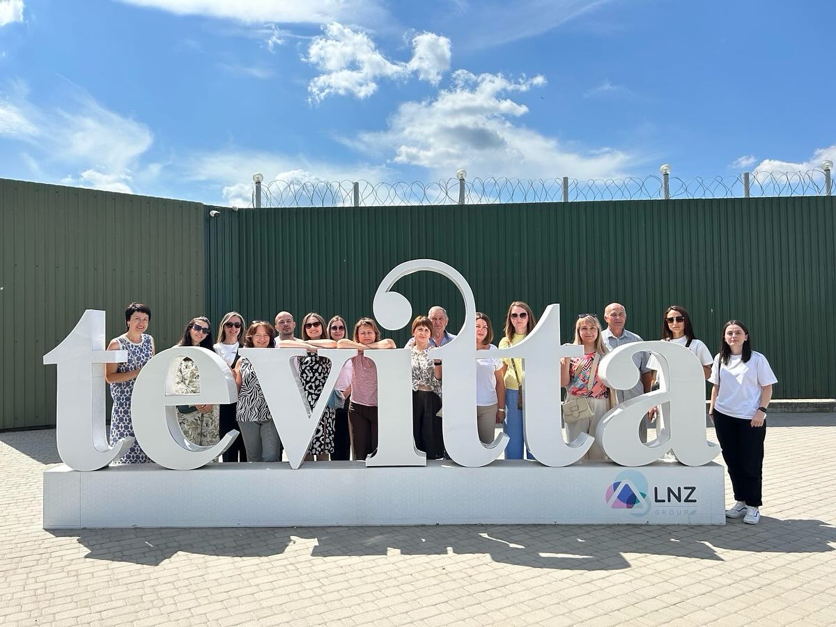 Команда Tevitta на території виробництва