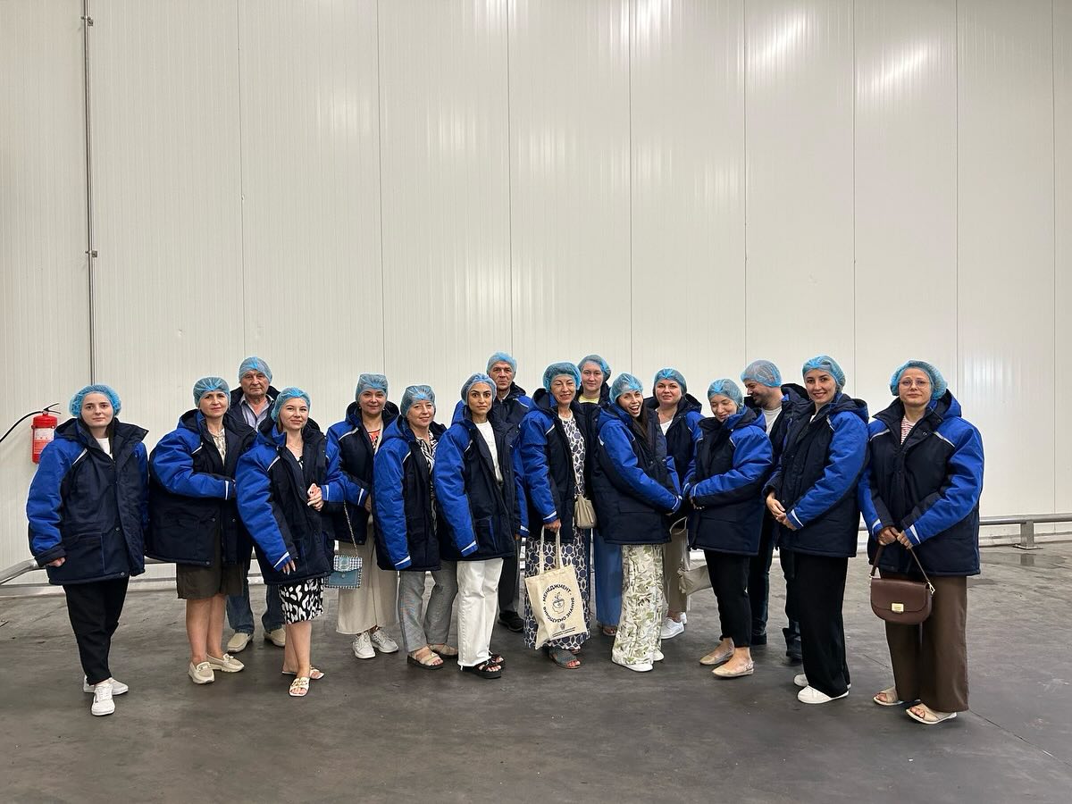 Жіноча команда Tevitta на території аводу