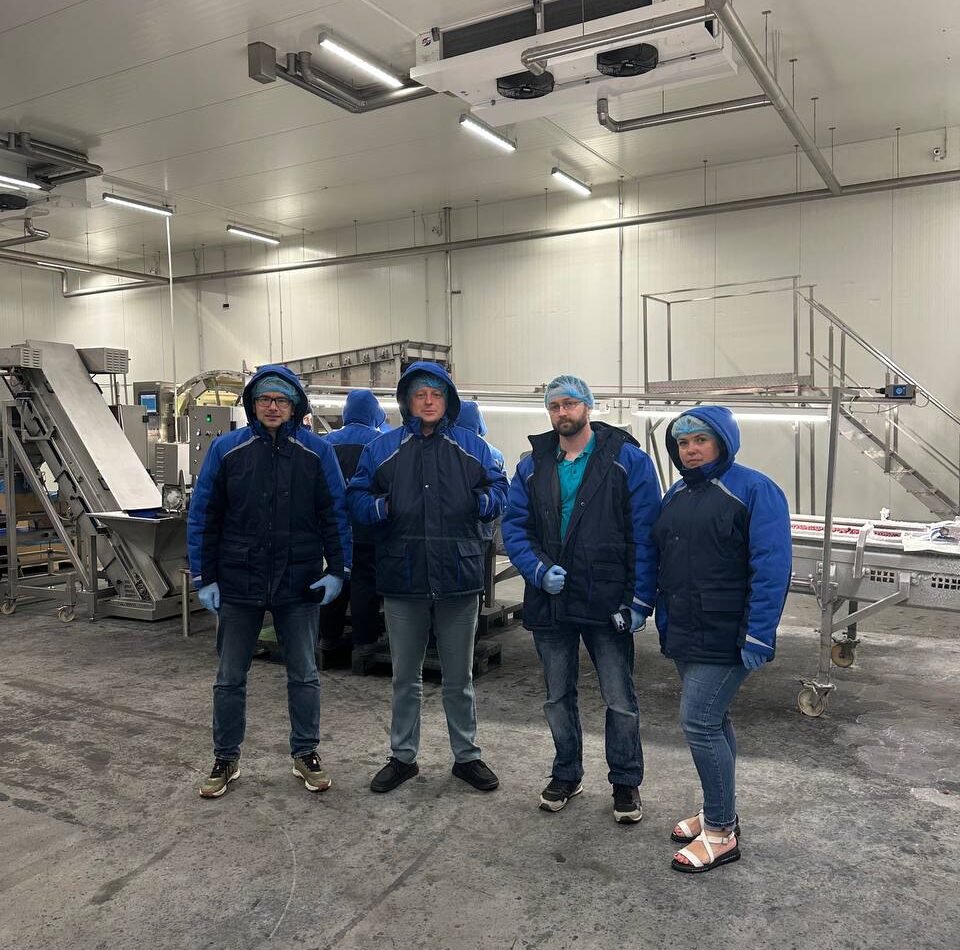 Команда Tevitta у виробничому цеху