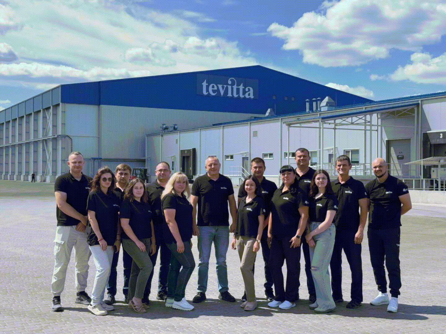 Команда Tevitta на відкритій території заводу