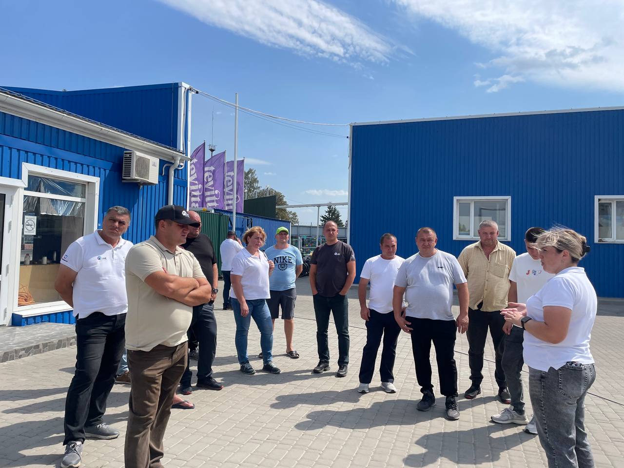 Команда Tevitta на відкритій території заводу