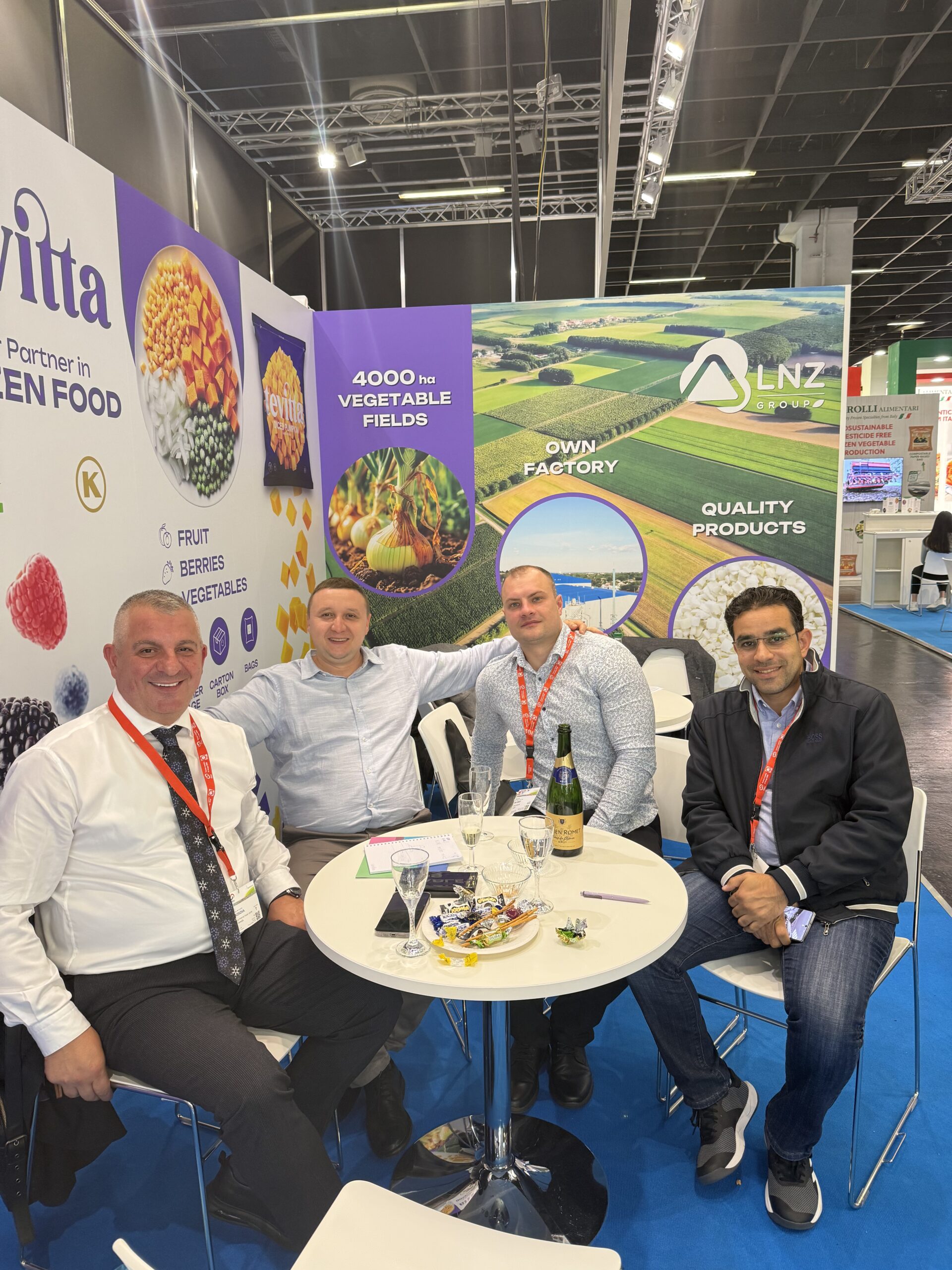 Команда Tevitta на міжнародній виставці